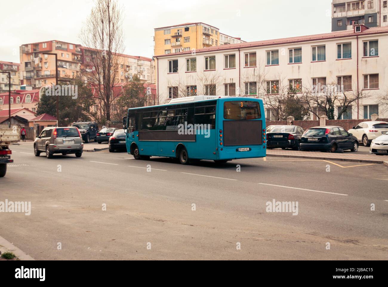 Batumi. Georgia - 3 febbraio 2022: Autobus comunale per le strade di Batumi Foto Stock