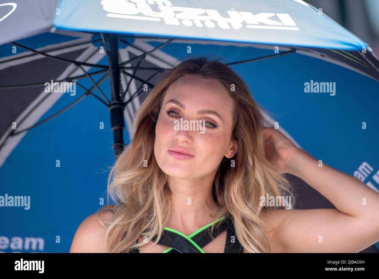 BARCELLONA, SPAGNA - GIUGNO 04 GP ENERGY DI CATALUNYA SABATO-QUALIFICA Moto GP paddock ragazza durante la sessione di qualificazione MotoGP del Gran Premio di Catalogna al circuito di Barcellona-Catalunya il 04 giugno 2022 a Barcellona, Spagna. Foto Stock