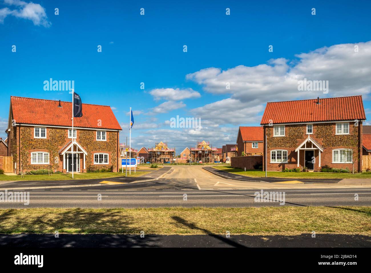 Nuova tenuta di case da Bennett Homes in costruzione su un sito di campo verde a St Edmund's Park, sul bordo di Hunstanton nel nord Norfolk. Foto Stock