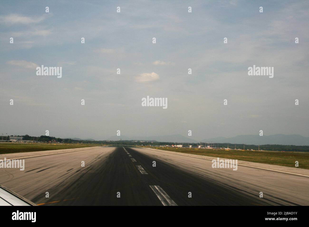 Foto scattata dalla finestra dell'aereo mentre cominciamo il nostro prendere giù la pista, Zagabria, Croazia Foto Stock