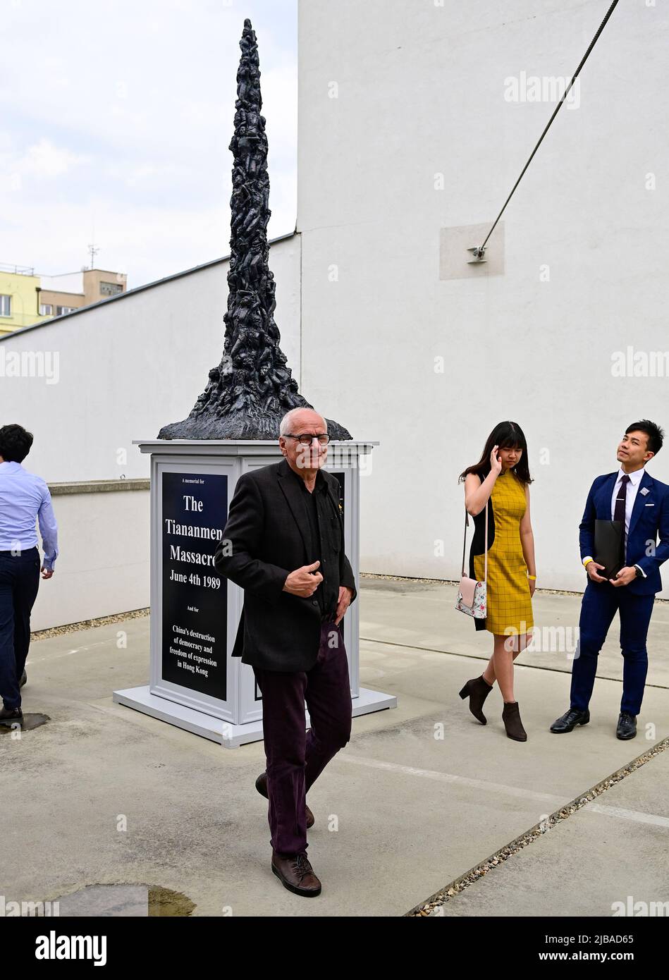 La statua del pilastro della vergogna dell'artista danese Jens Galschiot (fronte) per ricordare il massacro in Piazza Tiananmen a Pechino nel 1989 è stata presentata oggi a Praga nel DOX Center of Contemporary Art, il 4 giugno 2022, In occasione dei 33 anni della manifestazione e del terzo anniversario del movimento antidemocratico di Hong Kong. La statua raffigura i corpi umani intrappolati che soffrono sotto l'oppressione. Il suo autore Galschiot, che è anche un esecutore e un attivista per i diritti umani, ha detto che una delle ragioni del suo coinvolgimento è stata l'energia dei giovani di Hong Kong che gli ha ricordato la risolutezza dei giovani cinesi Foto Stock