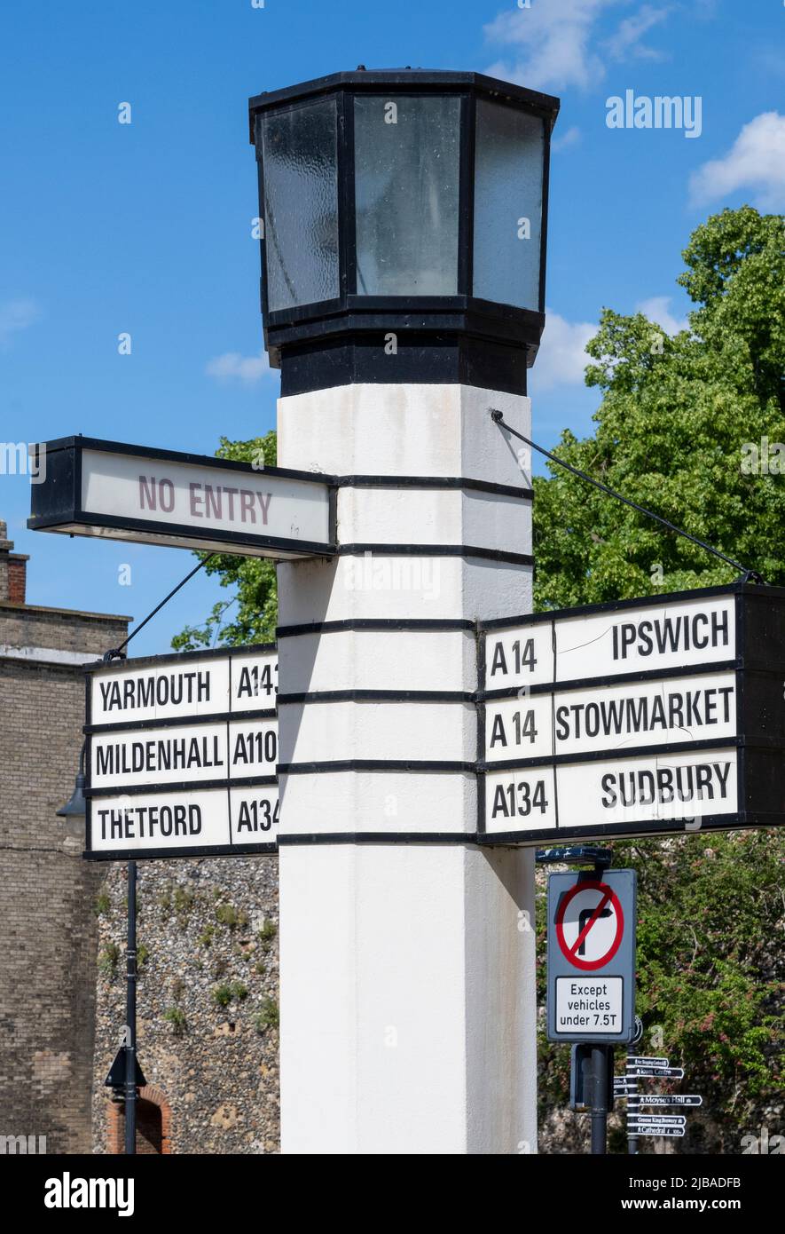 Colonna di sale illuminato segnaletica stradale su Angel Hill, Bury St Edmunds, Suffolk, Inghilterra, Regno Unito - costruito nel 1935 progettato da Basil Oliver. Foto Stock