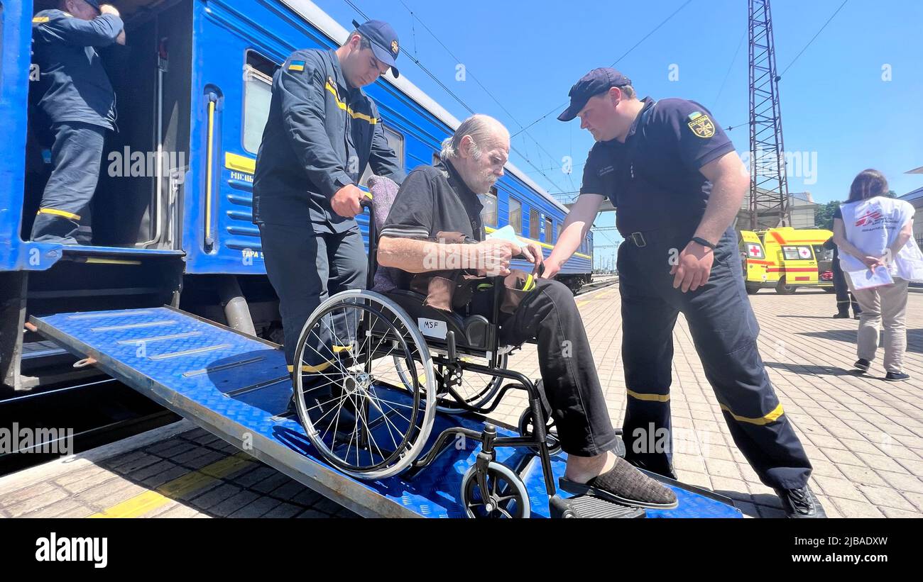 L'Organizzazione umanitaria 'Medici sans frontieres' (Medici senza frontiere) organizza l'evacuazione dei civili feriti in treno da Krasno Foto Stock