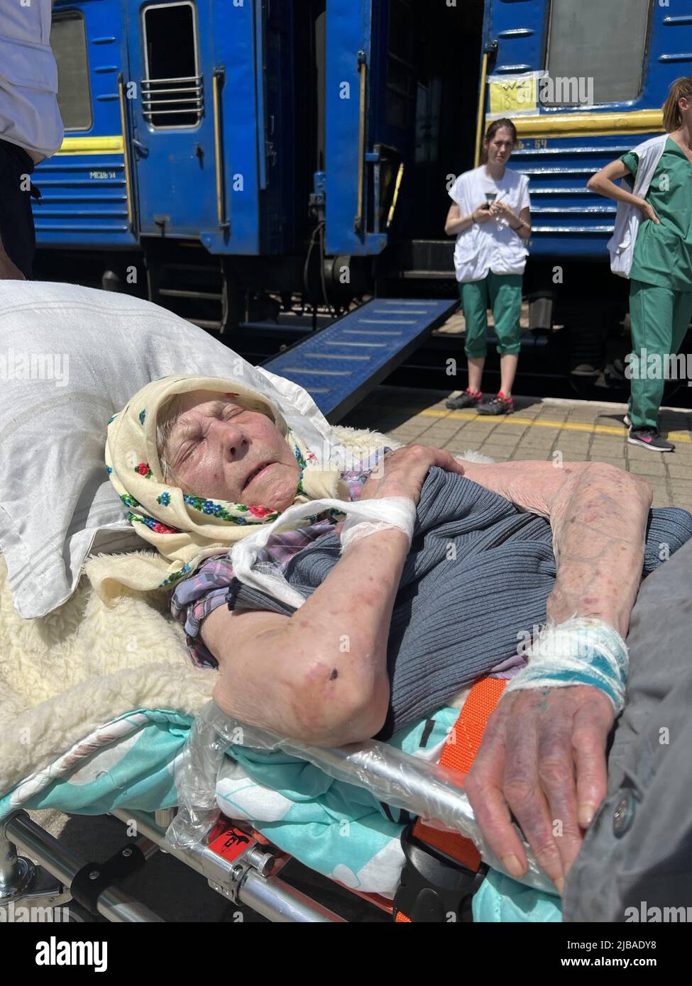 L'Organizzazione umanitaria 'Medici sans frontieres' (Medici senza frontiere) organizza l'evacuazione dei civili feriti in treno da Krasno Foto Stock