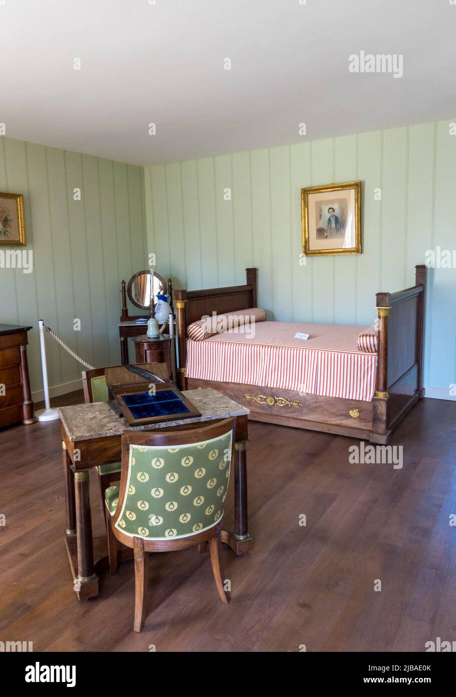 Francia, Normandia, Suisse Normande. Château de Pontécoulant. Camera da letto Empire in stile egiziano. Roger Gustave de Pontécoulant ritratto quando un bambino 1843 Foto Stock