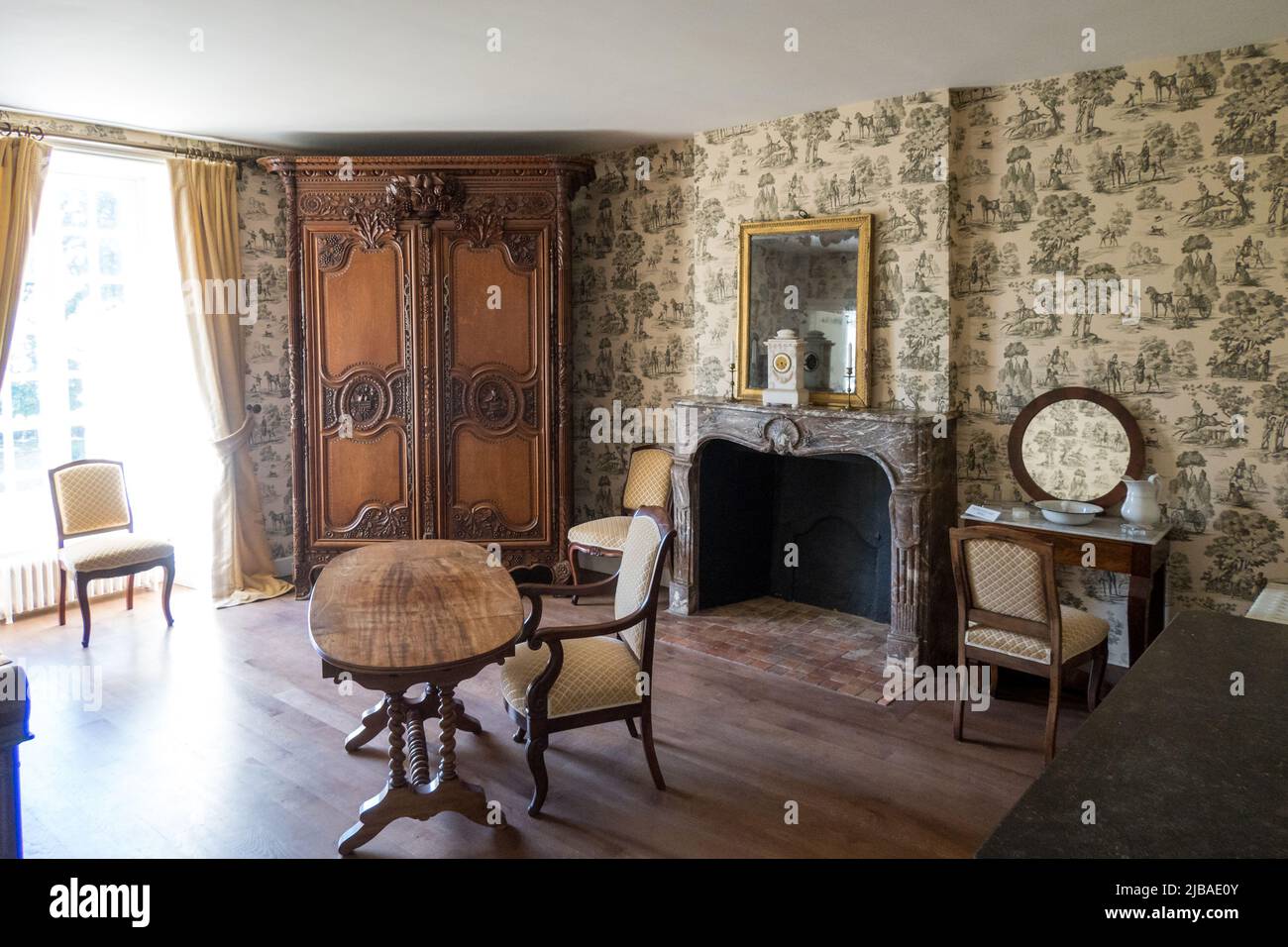 Francia, Normandia, Suisse Normande. Château de Pontécoulant. La camera da letto Louise Philippe. 19C Wedding guardaroba da Caen zona. Foto Stock