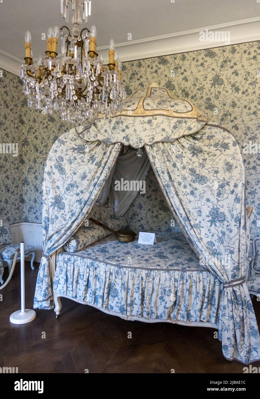 Francia, Normandia, Suisse Normande. Château de Pontécoulant. La camera da letto blu. Luigi lo stile del 15th. Letto a baldacchino noto come "Letto Polacco". Foto Stock