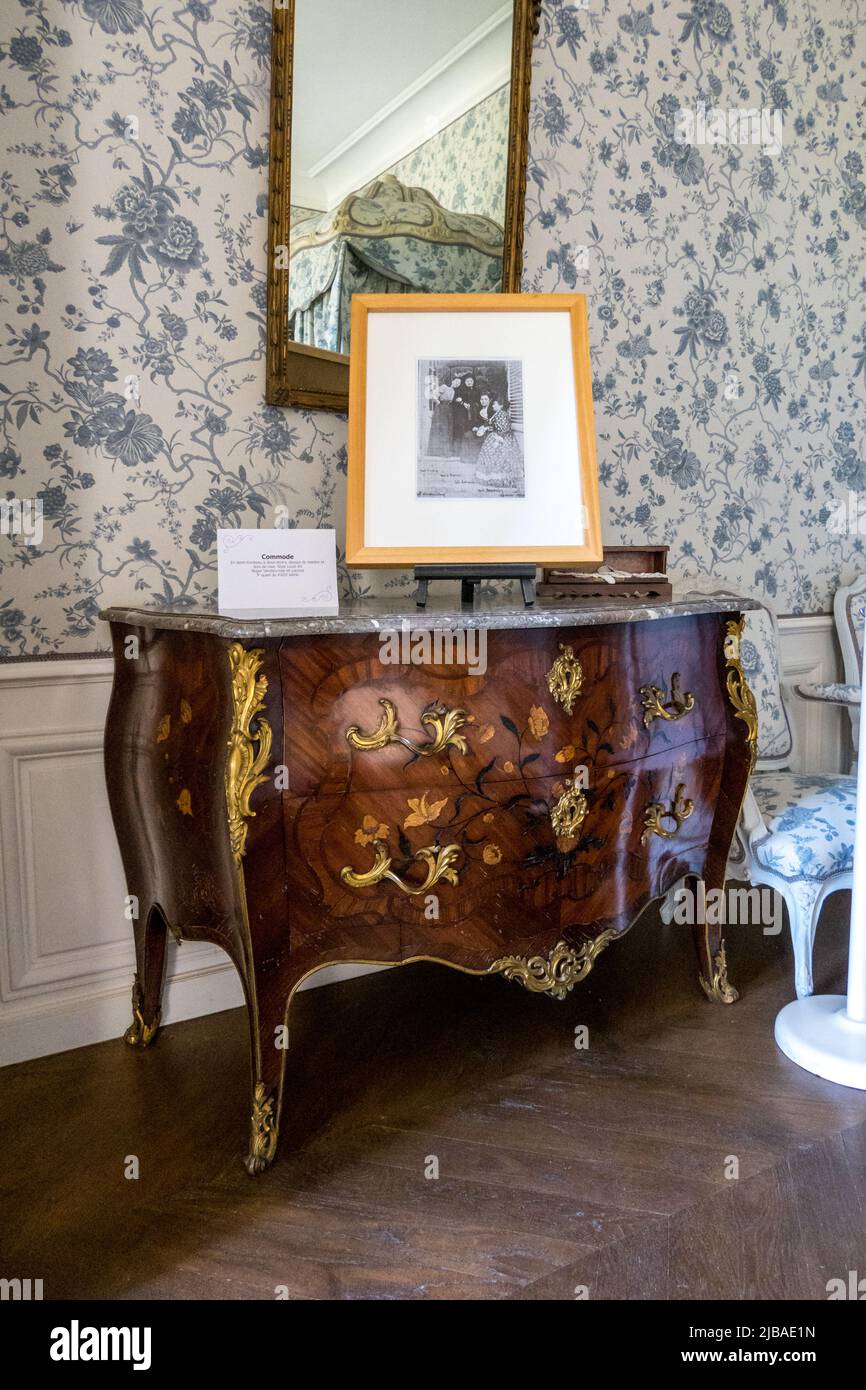 Francia, Normandia, Suisse Normande. Château de Pontécoulant. Camera da letto blu. 18c cassettiera in palissandro di Roger Vandercruse noto come Lacroix. Foto Stock