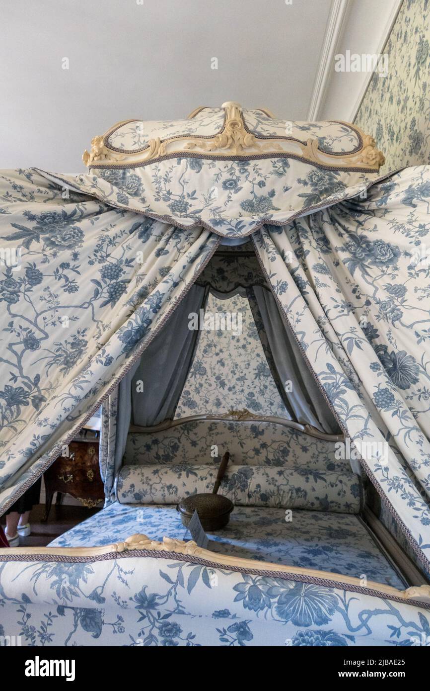 Francia, Normandia, Suisse Normande. Château de Pontécoulant. La camera da letto blu. Luigi lo stile del 15th. Letto a baldacchino noto come "Letto Polacco". Foto Stock