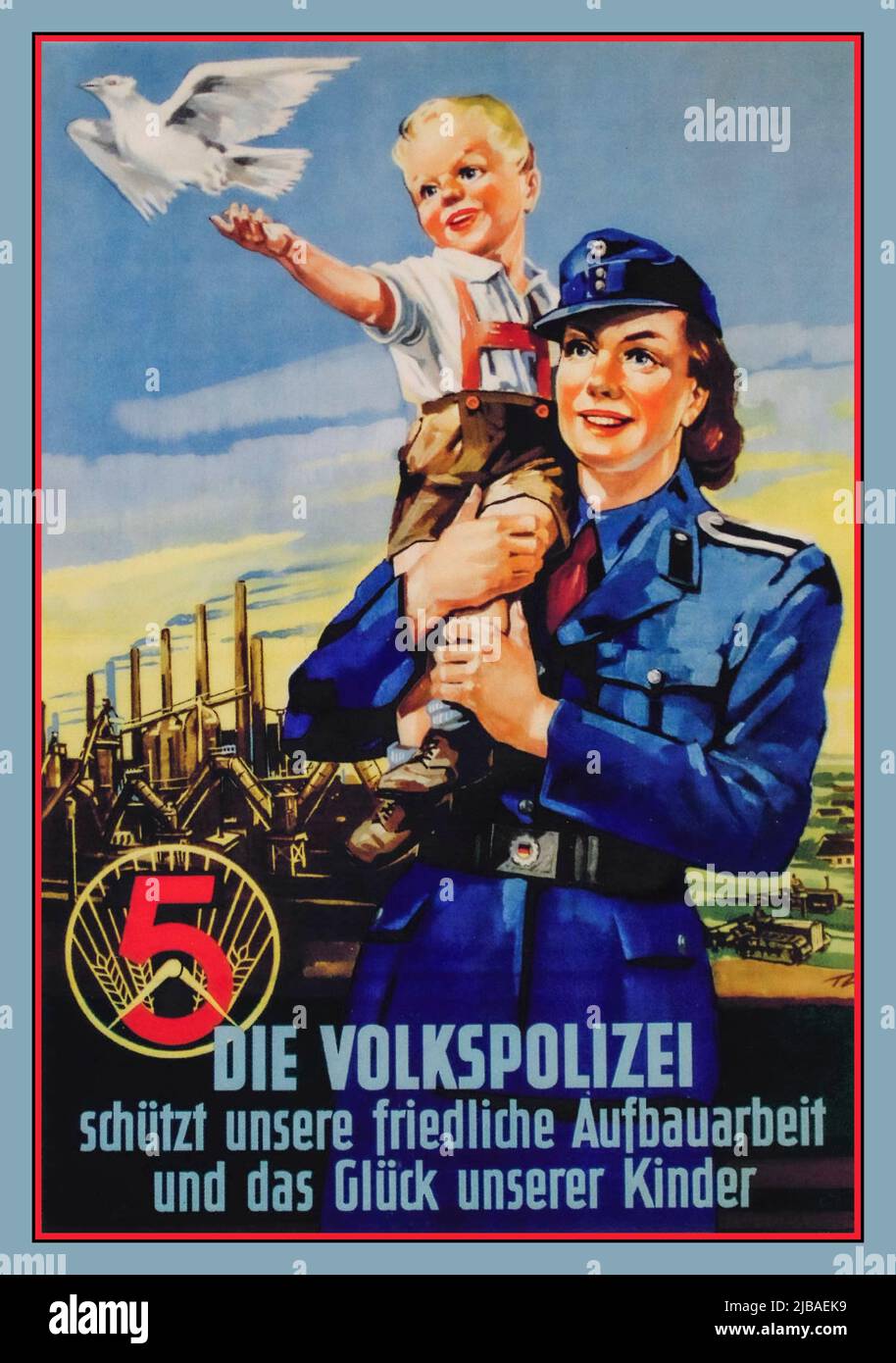 DIE VOLKSPOLIZEI, 1954 Post War East Germany Postaganda Poster per la polizia popolare. ' la polizia del popolo protegge il nostro lavoro di costruzione pacifica e la felicità dei nostri figli ' die volkspolizei schützt unsere friedliche aufbauarbeit und das gluck unserer kinder Foto Stock