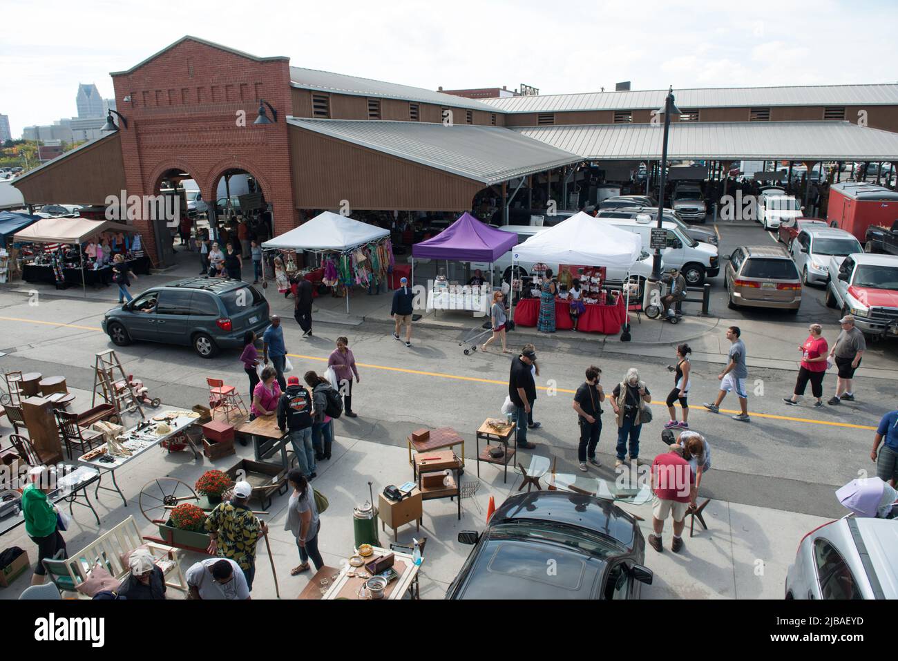 Guardando verso il basso sulle cabine all'aperto e sui capannoni del mercato orientale a Detroit, Michigan. Foto Stock