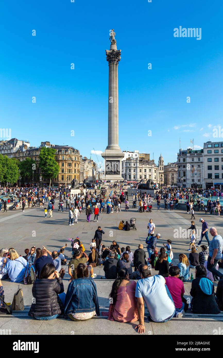 2 giugno 2022 - le folle si sono radunate a Trafalgar Square durante le celebrazioni del Queen's Platinum Jubilee Weekend, Londra, Regno Unito Foto Stock