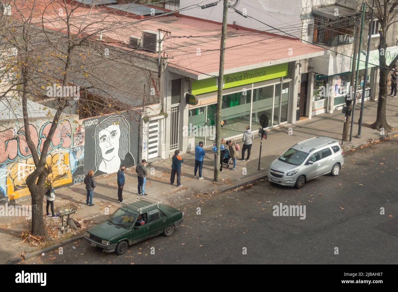 persone che accodano alla banca Foto Stock