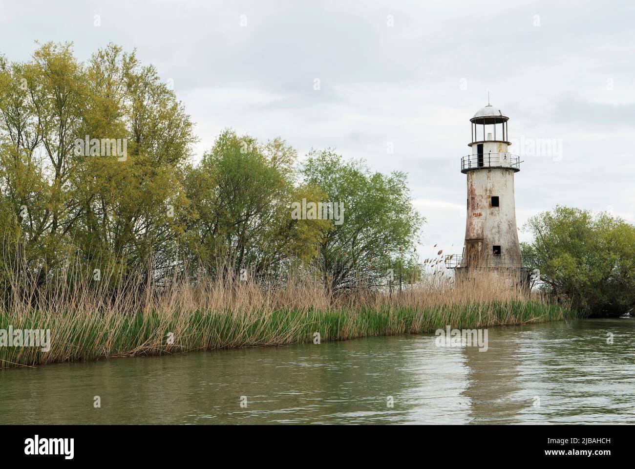 Faro disutilizzato, delta del Danubio, Romania, 29 aprile 2022 Foto Stock