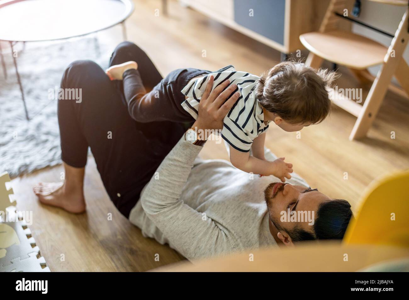 Papà che si prende cura di suo figliolo a casa Foto Stock