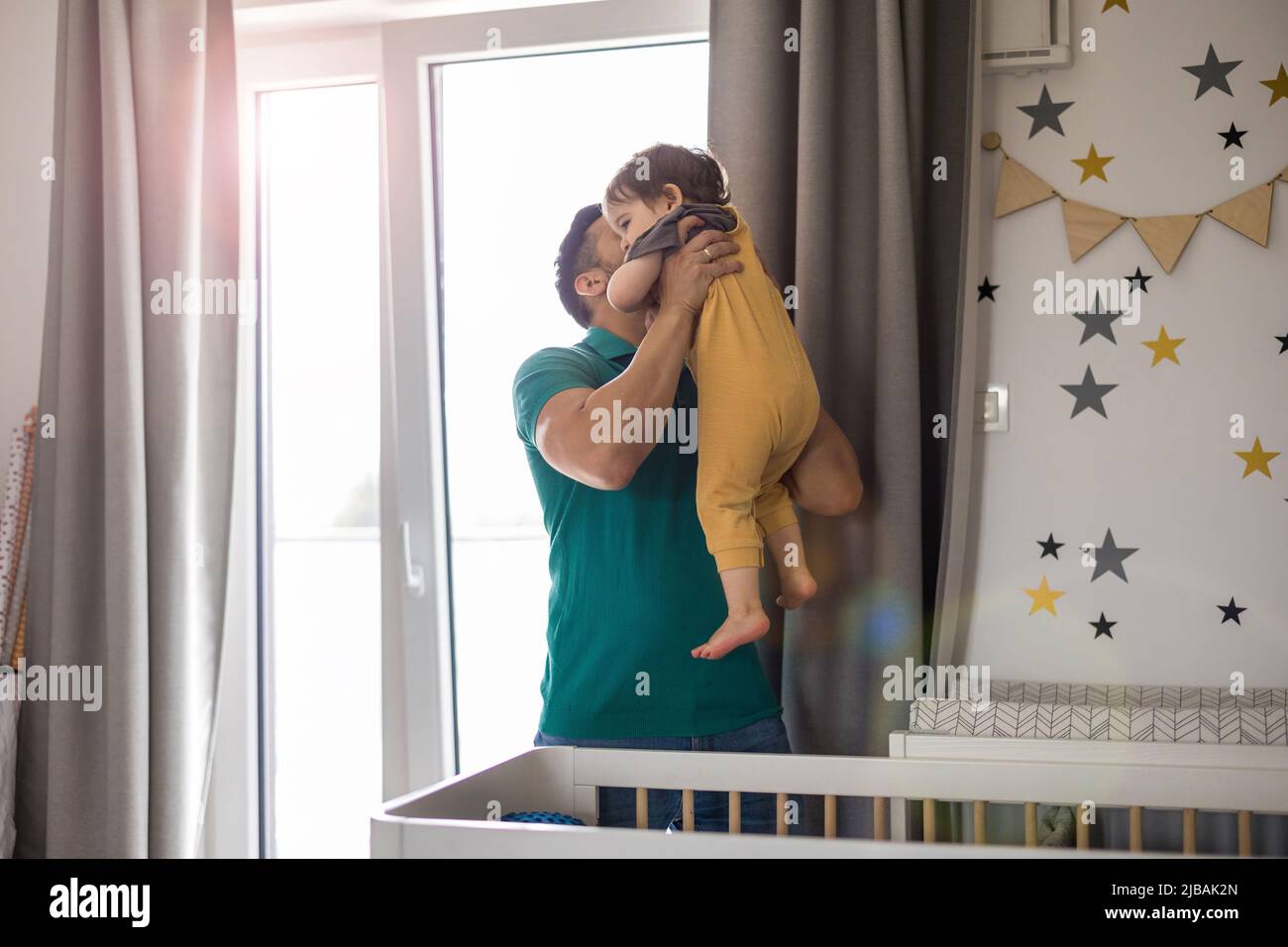 Papà che si prende cura di suo figliolo a casa Foto Stock