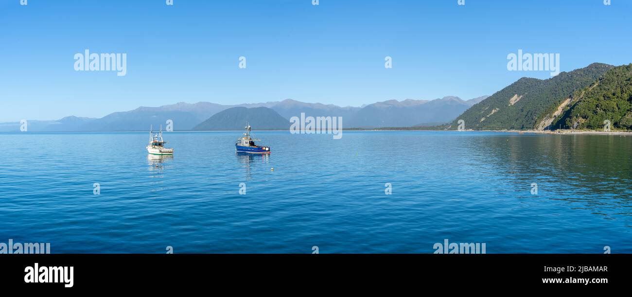 West Coast montagne in panorama che circonda Jackson Bay Westland Nuova Zelanda. Foto Stock