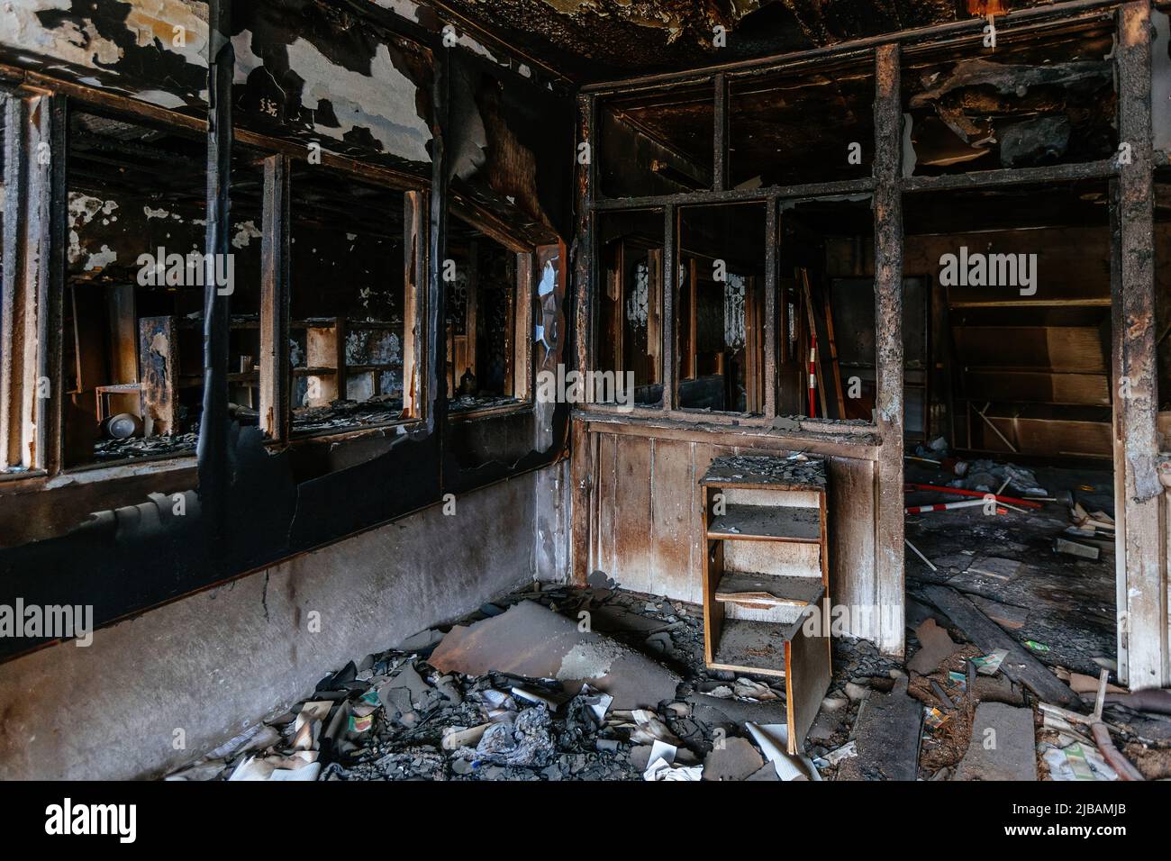 Interni bruciati dell'ospedale. Fuoco o guerra conseguenze concetto. Foto Stock