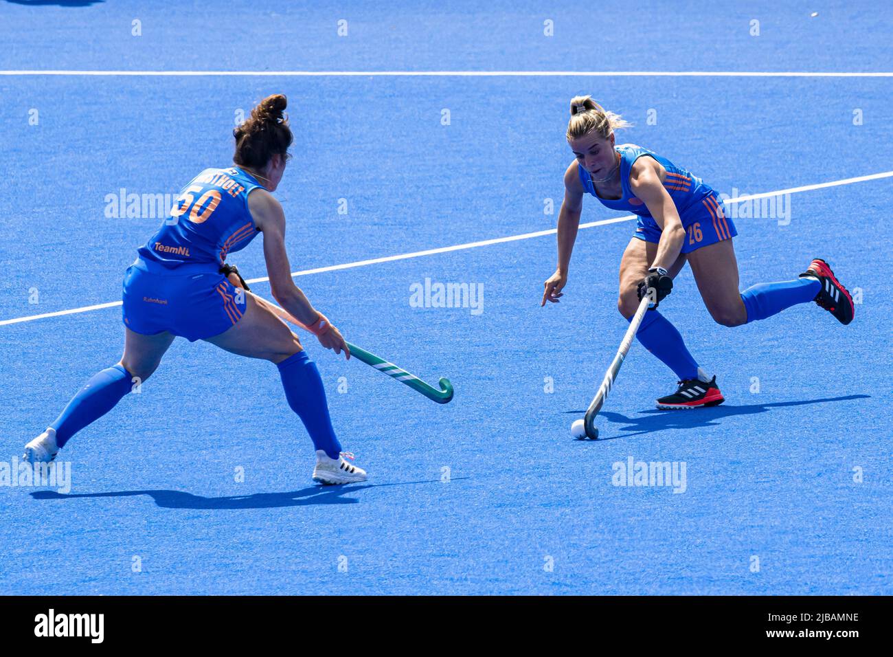 LONDRA, REGNO UNITO. Jun 04, 2022. Maxime Kerstholt of Nethlands (a sinistra) e Joosje Burg of Nethlands (a destra) in azione durante la FIH Hockey Pro League - Inghilterra / Olanda (Donne) al Lea Valley Hockey and Tennis Center sabato 04 giugno 2022 a LONDRA INGHILTERRA. Credit: Taka G Wu/Alamy Live News Foto Stock