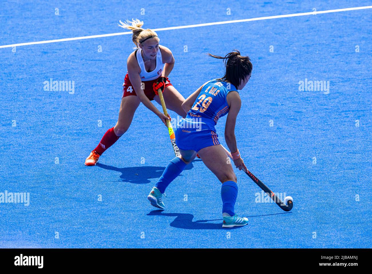 LONDRA, REGNO UNITO. Jun 04, 2022. Laura Unsworth di Inghilterra (a sinistra) e Stella van Gils di Olanda (a destra) in azione durante la FIH Hockey Pro League - Inghilterra / Olanda (Donne) al Lea Valley Hockey and Tennis Center sabato 04 giugno 2022 a LONDRA INGHILTERRA. Credit: Taka G Wu/Alamy Live News Foto Stock