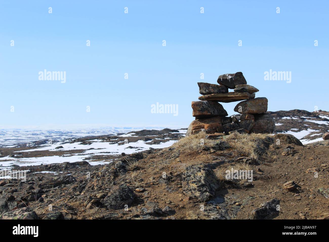 inukshuk nella tundra artica, in Iqaluit, Nunavut, Canada Foto Stock