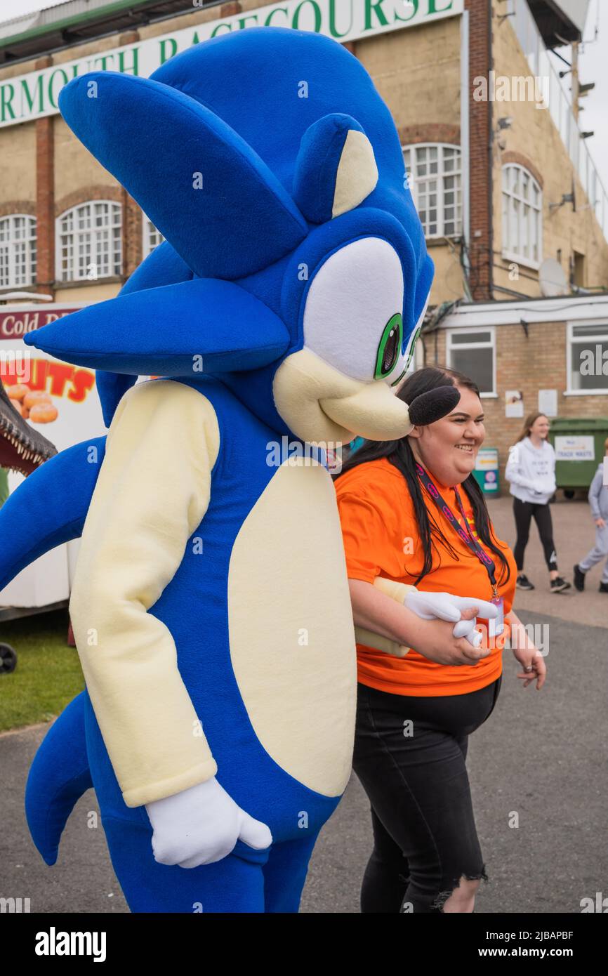 Great Yarmouth, Norfolk, Regno Unito – Giugno 04 2022. Maschio non identificabile vestito un Sonic, un personaggio immaginario di gioco per computer degli anni '90, alla Comicon 2022 Foto Stock