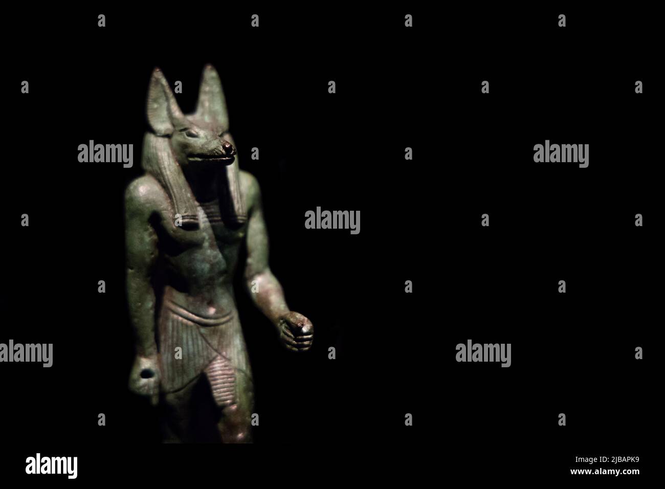 Leiden, Paesi Bassi - 07 AGOSTO 2021: Piccola statuetta di Anubis dall'antico Egitto. Dèi d'Egitto, mitologia. Foto Stock