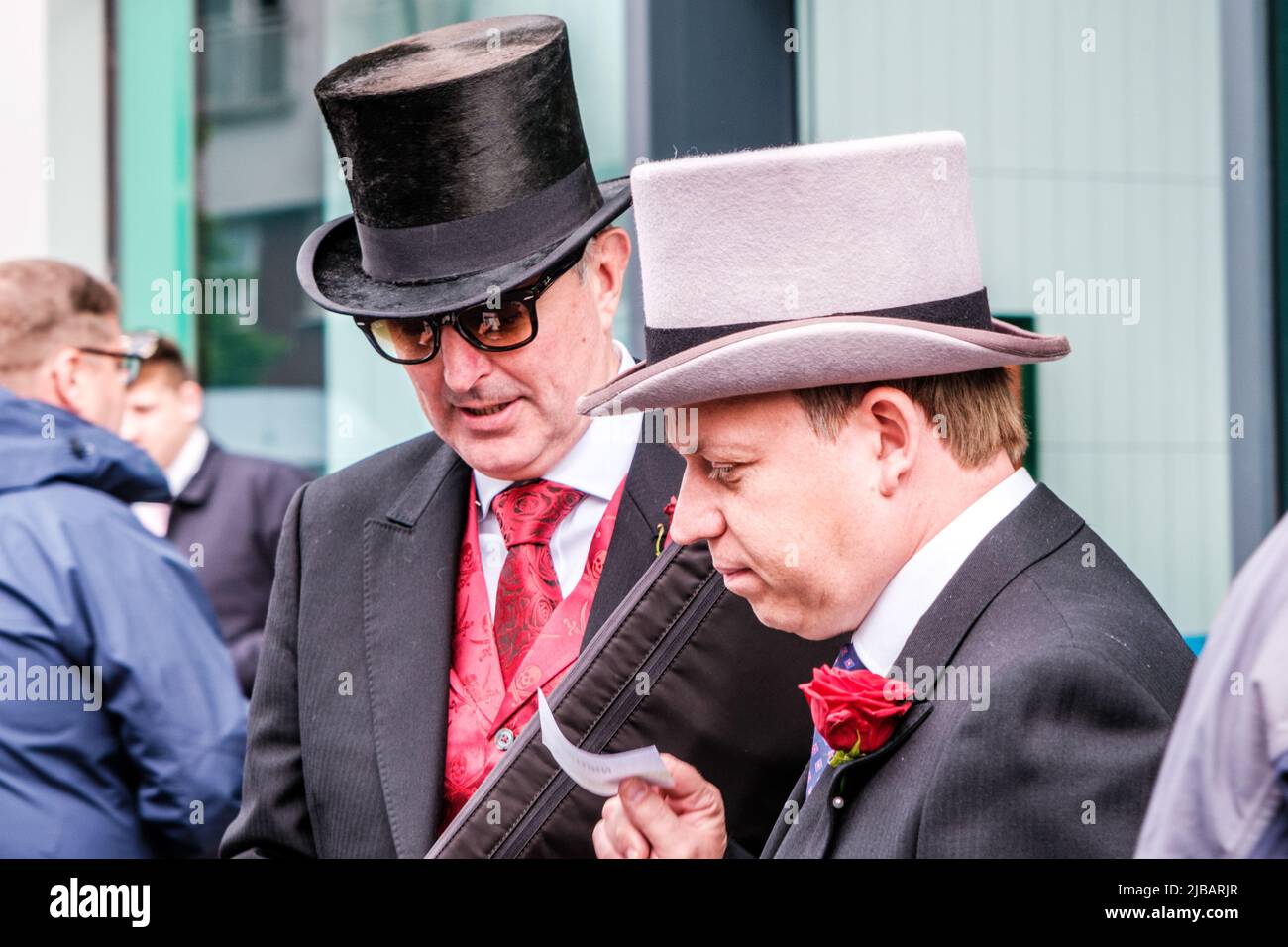 Epsom Surrey, Londra UK, giugno 04 2022, due signori che indossano i cappelli formali tradizionali superiori Foto Stock