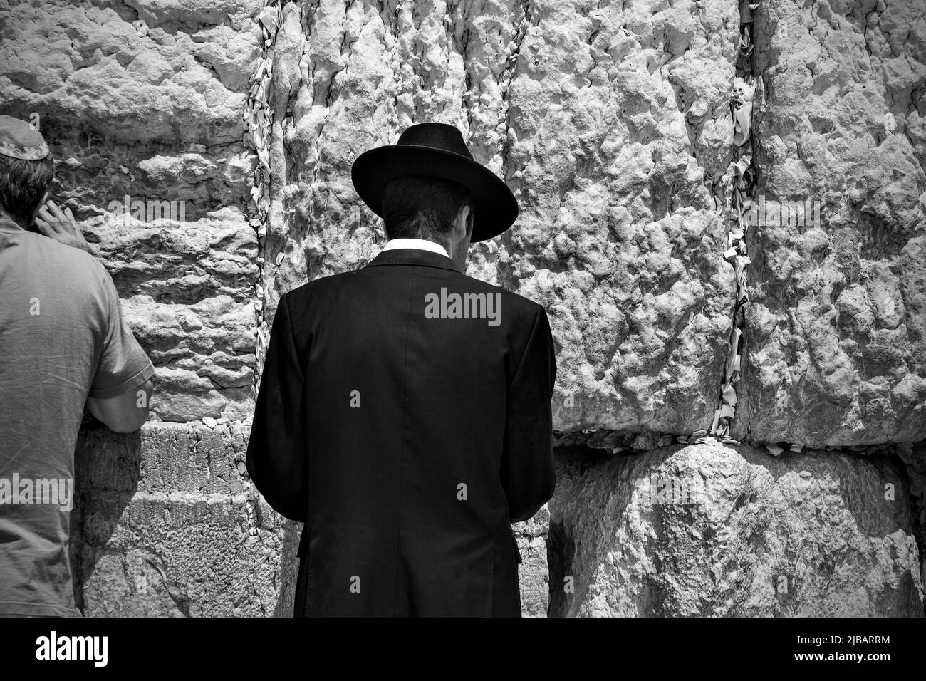 Gerusalemme, Israele - 20 maggio 2009: L'ebreo ortodosso vestito con abiti tradizionali prega presso il Muro Occidentale di Gerusalemme. Fotografia in bianco e nero Foto Stock