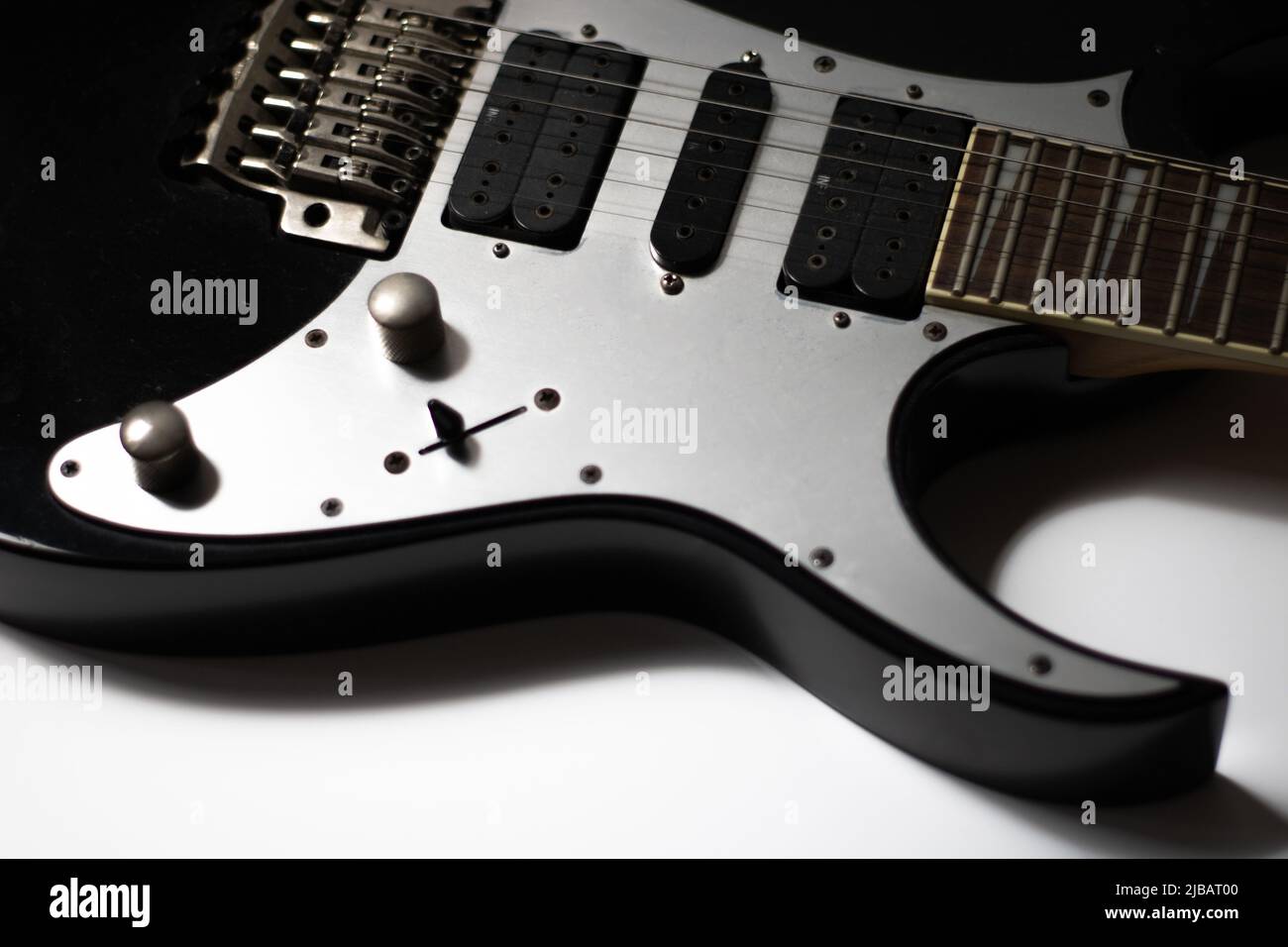 Chitarra elettrica in bianco e nero Foto Stock