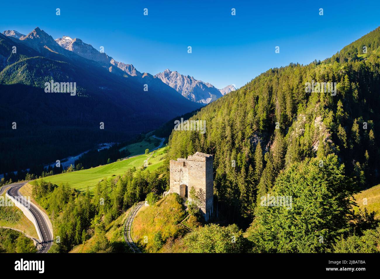 Alpi che circondano il villaggio di Ramosch e il suo castello di Tschanüff (Graubünden, Svizzera). Si trova nella bassa valle dell'Engadina lungo il fiume Inn. Foto Stock