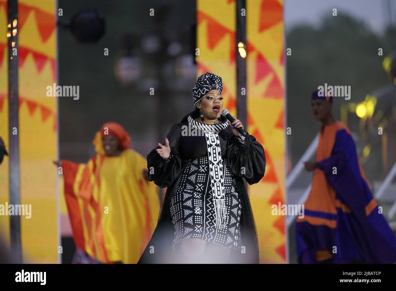 Cast from the Lion King si esibiscono durante il Platinum Party della BBC al Palace organizzato di fronte a Buckingham Palace, Londra, il terzo giorno delle celebrazioni del Platinum Jubilee per la Regina Elisabetta II Data foto: Sabato 4 giugno 2022. Foto Stock