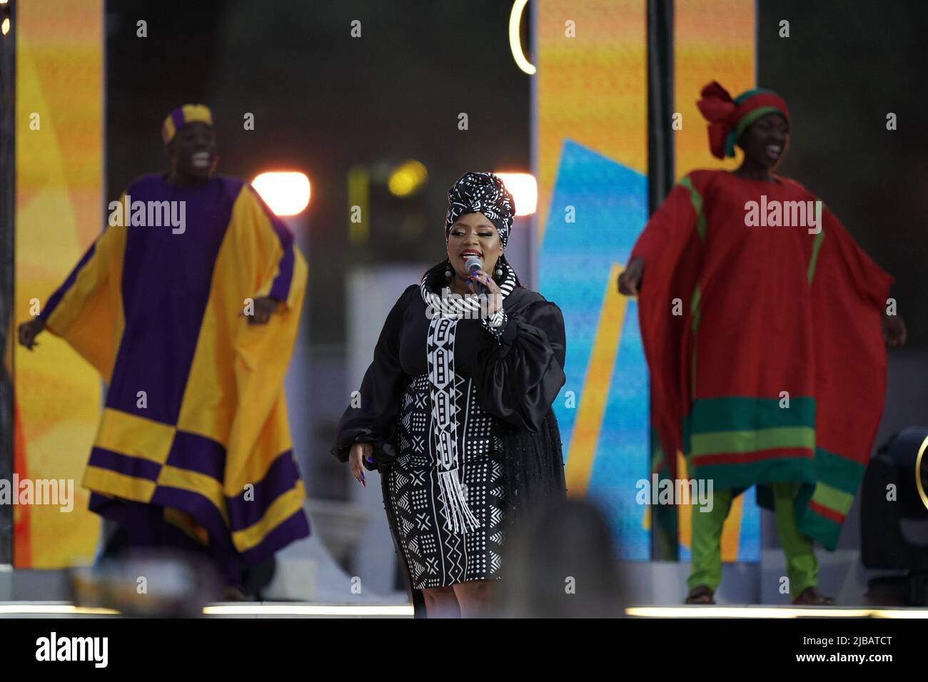 Cast from the Lion King si esibiscono durante il Platinum Party della BBC al Palace organizzato di fronte a Buckingham Palace, Londra, il terzo giorno delle celebrazioni del Platinum Jubilee per la Regina Elisabetta II Data foto: Sabato 4 giugno 2022. Foto Stock