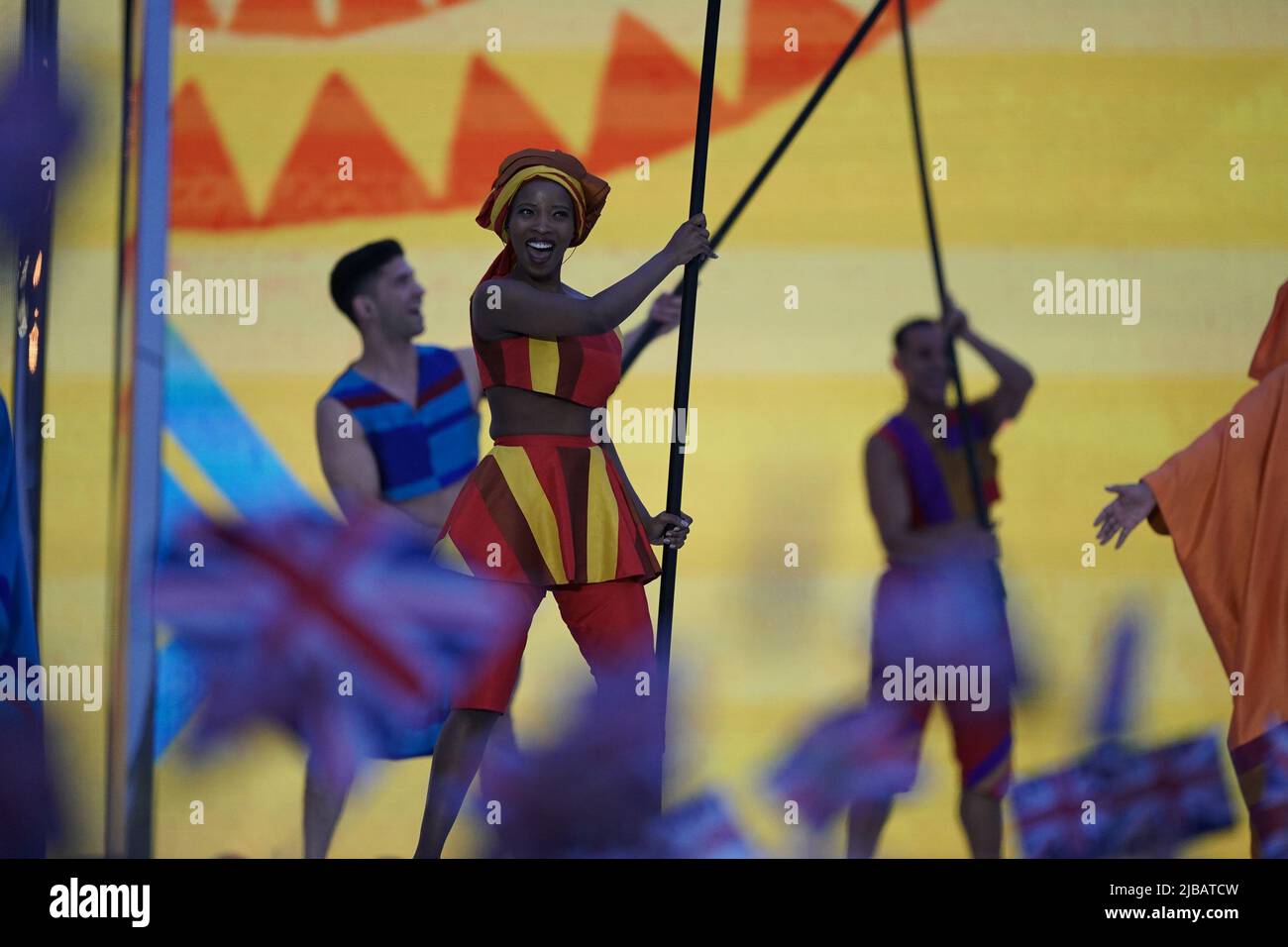 Cast from the Lion King si esibiscono durante il Platinum Party della BBC al Palace organizzato di fronte a Buckingham Palace, Londra, il terzo giorno delle celebrazioni del Platinum Jubilee per la Regina Elisabetta II Data foto: Sabato 4 giugno 2022. Foto Stock