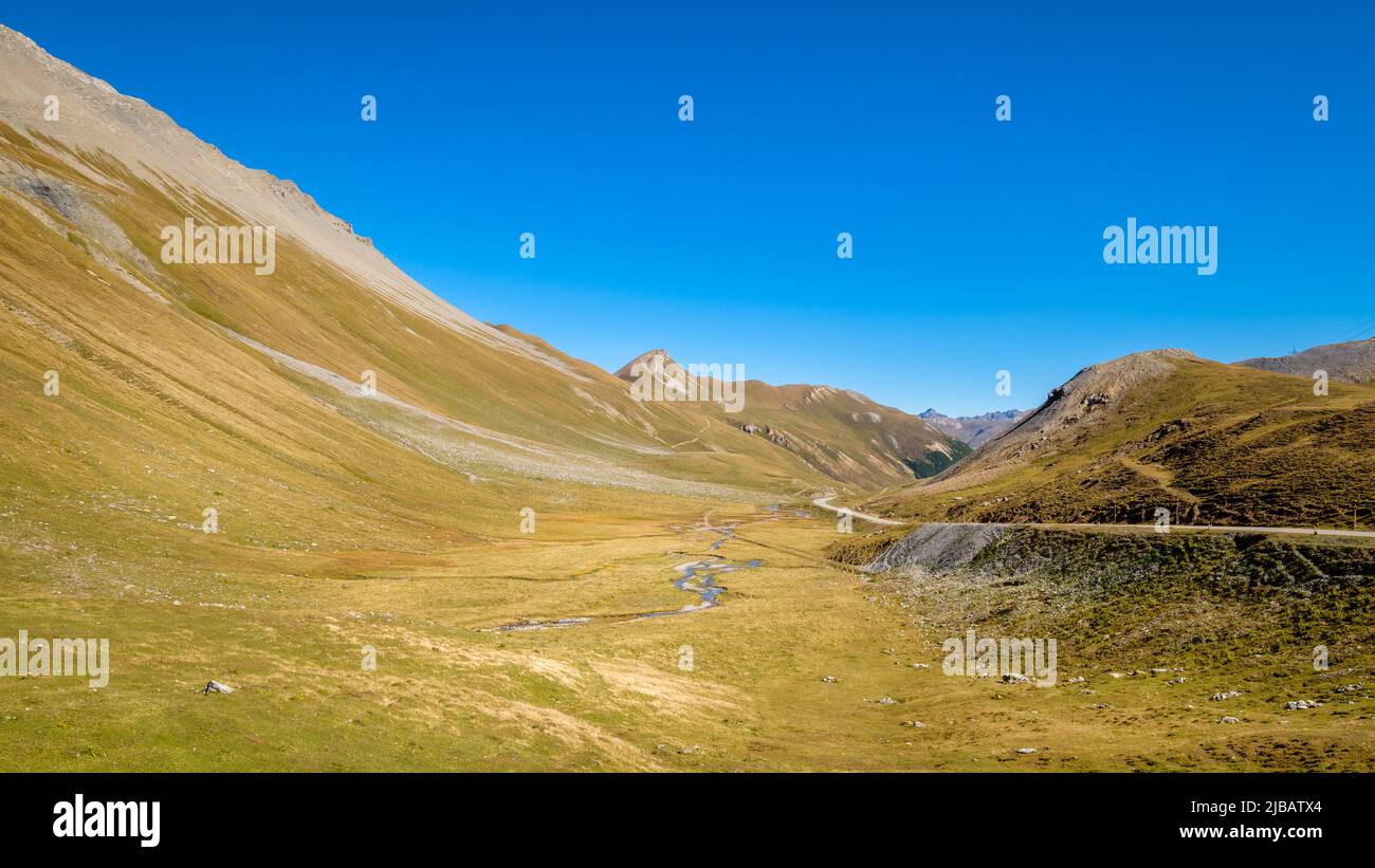 Guardando il passo svizzero di Albula nel mese di settembre. E' uno dei tre passaggi lastricati che collegano l'Engadina con i Grigioni settentrionali Foto Stock