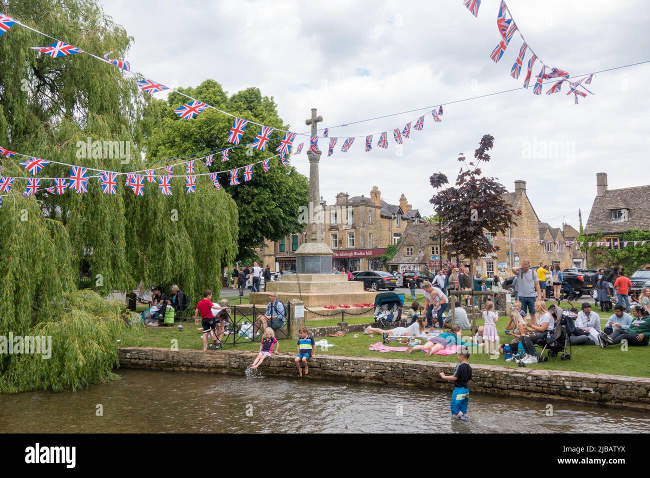 Villaggio idilliaco inglese Cotswold decorato con conigli per la celebrazione del Giubileo del platino della Regina Foto Stock