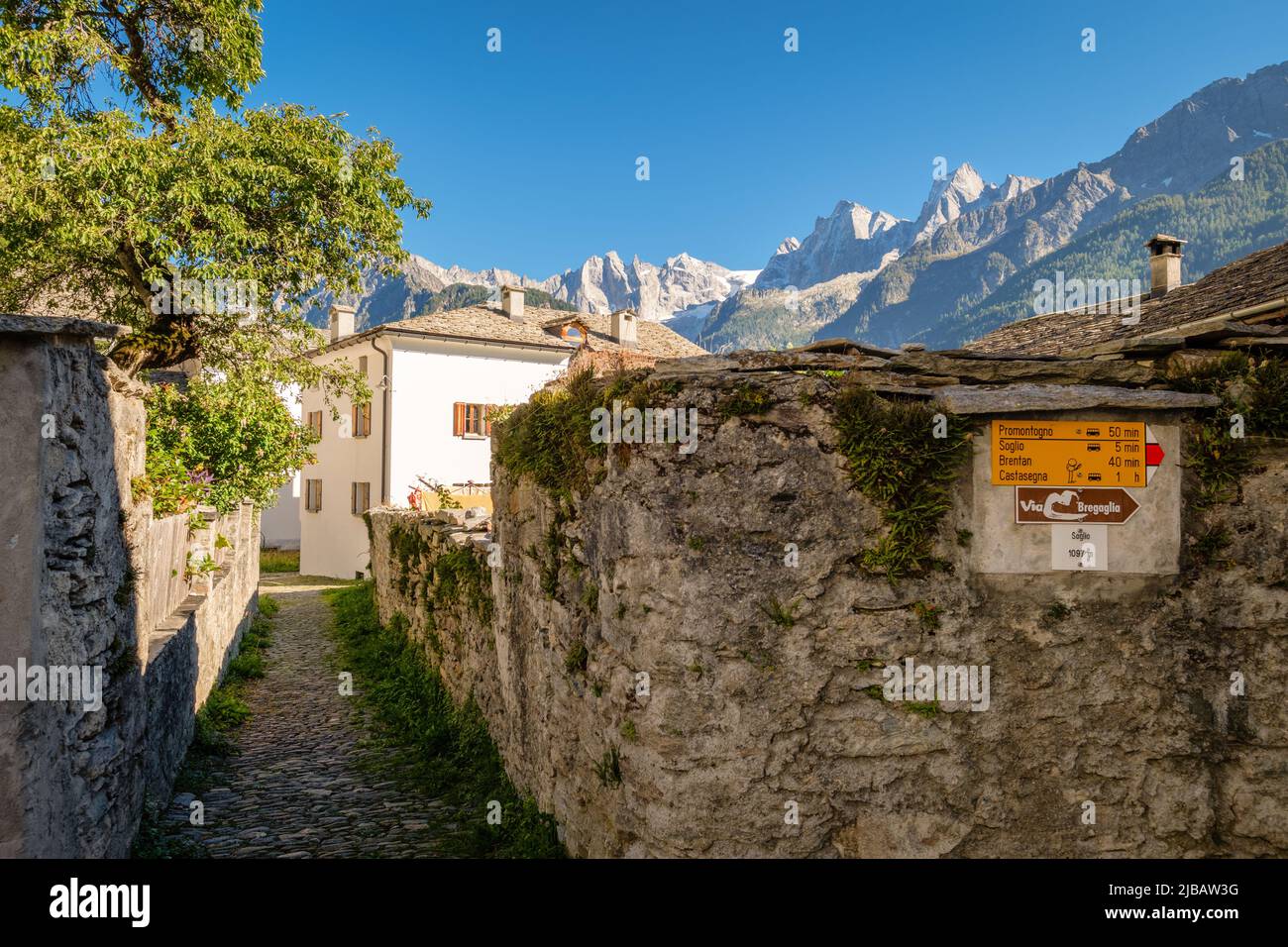 Vista sulla valle di Bondasca e sul suo ghiacciaio, come si vede dal paese di Soglio. Questo paese si trova lungo il percorso di Via Engiadina, un famoso sentiero per passeggiate Foto Stock
