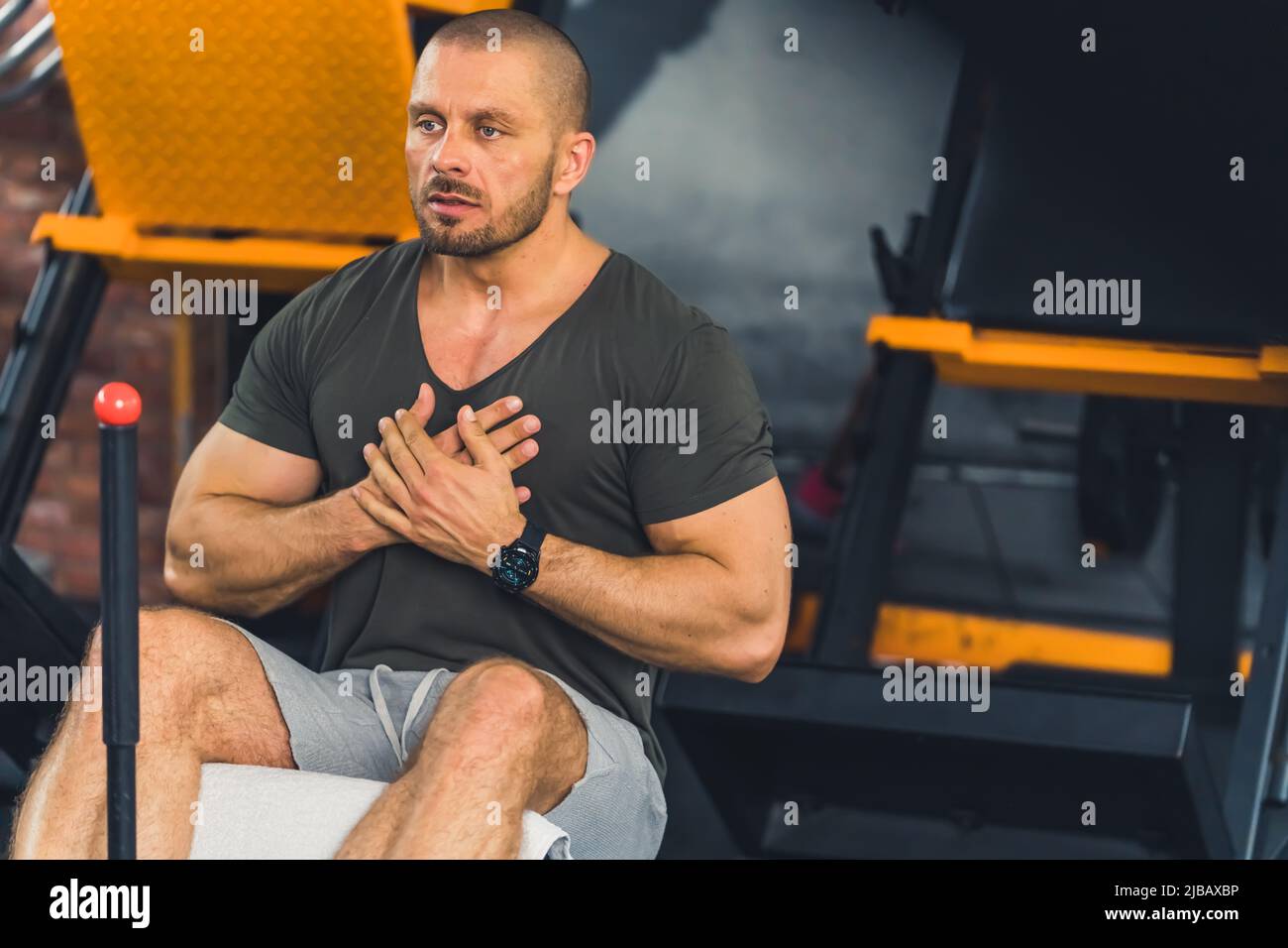 Forte atletico uomo calvo bianco fare sit-up alla sua palestra preferita. Formazione di base. Foto di alta qualità Foto Stock