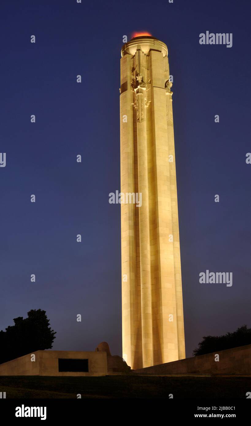 Liberty Memorial Tower e Flame a Kansas City, MO, USA Foto Stock