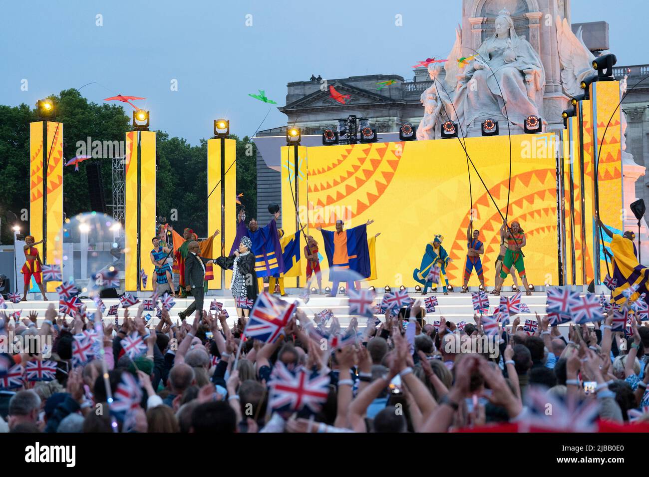 Interpreti per il Re Leone al Platinum Party al Palace di fronte a Buckingham Palace, Londra, il terzo giorno delle celebrazioni del Platinum Jubilee per la Regina Elisabetta II Data foto: Sabato 4 giugno 2022. Foto Stock