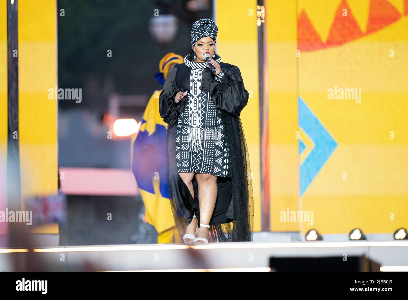 Cast from the Lion King si esibiscono durante il Platinum Party della BBC al Palace organizzato di fronte a Buckingham Palace, Londra, il terzo giorno delle celebrazioni del Platinum Jubilee per la Regina Elisabetta II Data foto: Sabato 4 giugno 2022. Foto Stock