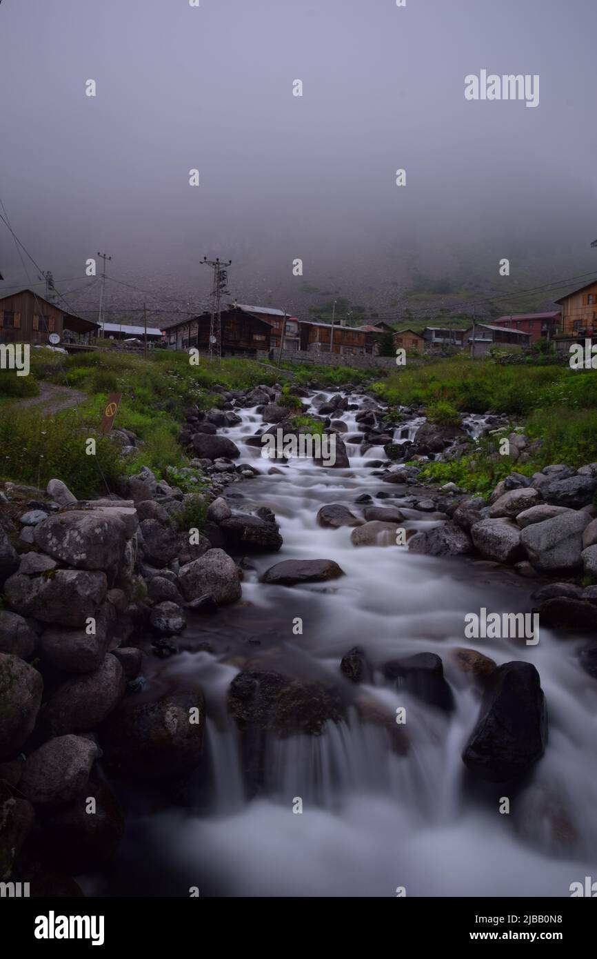 Creek e meravigliose case nella natura. Un bellissimo paesaggio dagli altopiani di Elevit di Rize nella regione del Mar Nero della Turchia. Foto Stock