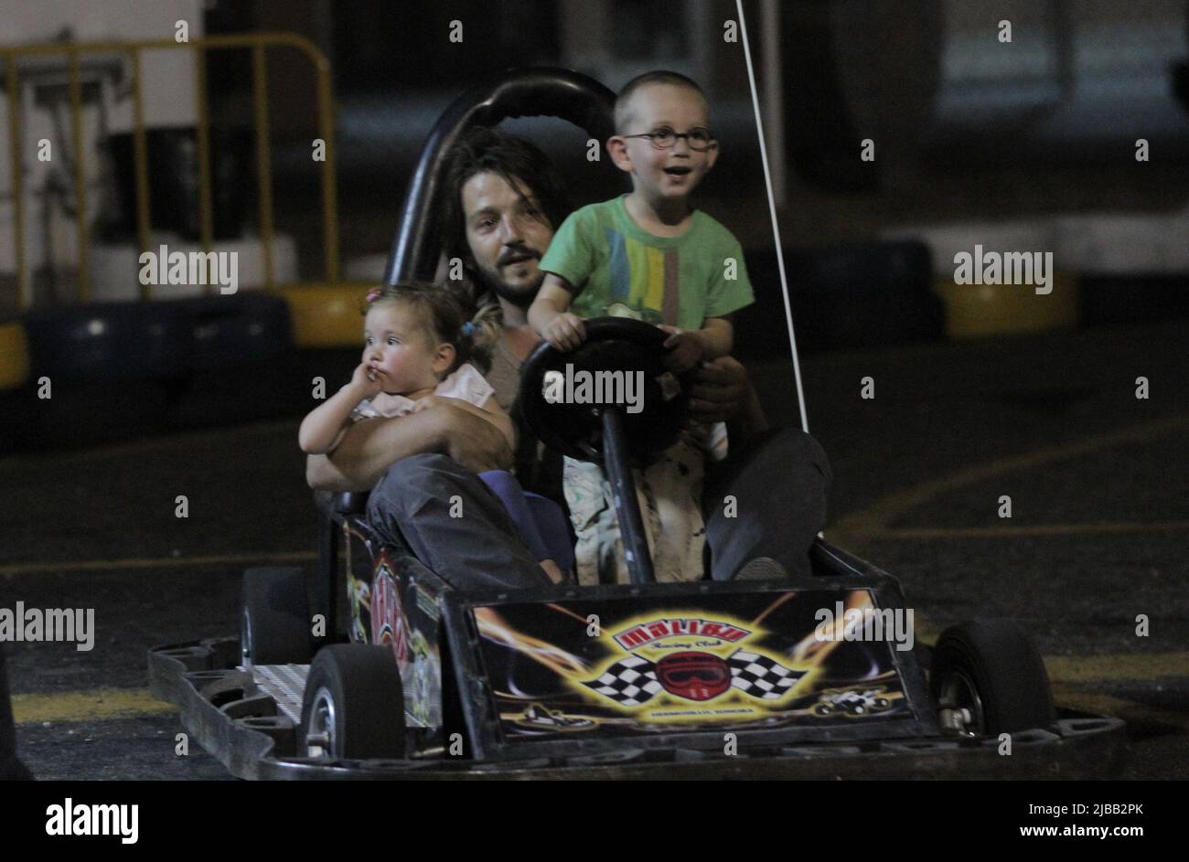 El Actor Diego Luna y Camila Sodi pasaron una tarde con sus dos hijos Jer—nimo y Fiona durante un domingo de descanto luego de semanas de calor en sonora Mexico durante la filmaci—n de la pell’cula que dirige Diego en sonora acerca del luchador social Cesar Chavez. La Pareja ya no luce como enamorados en su visita a un centro recreativo de carritos de carreras y otros juegos. Osservare la esplada huesuda de Camila luce un cuerpo delgado... * Hermosillo * sonora *. * 24 * Junio * 2012 *. (***Foto:©*Tirador*Primero*/NortePhoto.com***) Foto Stock