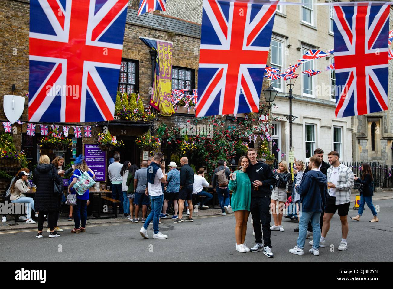 Windsor, Regno Unito. 4th giugno 2022. I festaioli potranno gustare un drink fuori da un pub prima del Platinum Jubilee Party nel Parco sulla lunga passeggiata per celebrare il Platinum Jubilee della Regina Elisabetta II. L'evento ha caratterizzato una serie di settanta auto organizzate da Car and Classic che comprende un veicolo da ogni anno del regno della Regina. Credit: Mark Kerrison/Alamy Live News Foto Stock