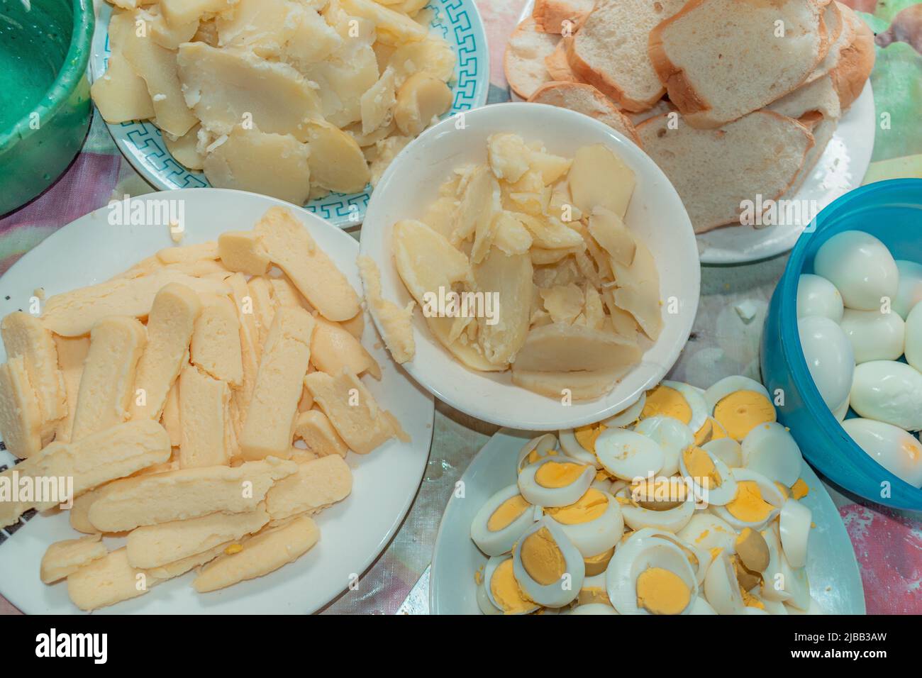 ingredienti tipica zuppa di pane colombiana in primo piano, formaggio contadino, uova, patate e pane Foto Stock