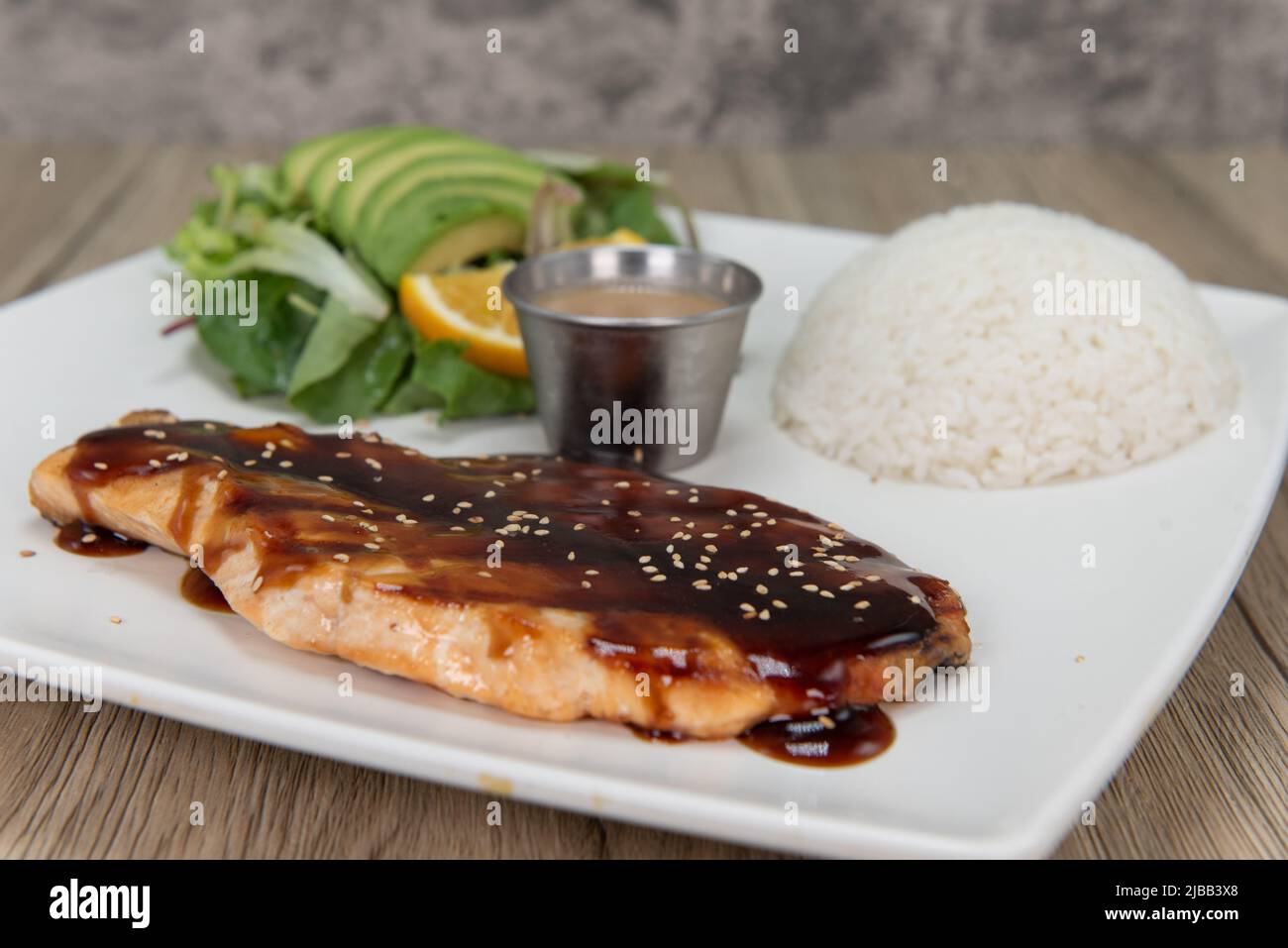 Cucina asiatica tradizionale teriyaki salmone pasto servito con riso bianco e insalata giardino per un pasto molto abbondante. Foto Stock