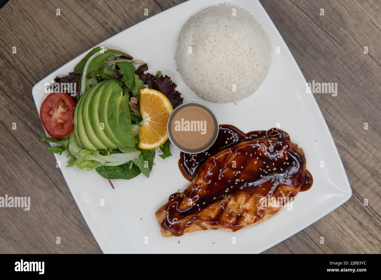 Cucina asiatica tradizionale teriyaki salmone pasto servito con riso bianco e insalata giardino per un pasto molto abbondante. Foto Stock