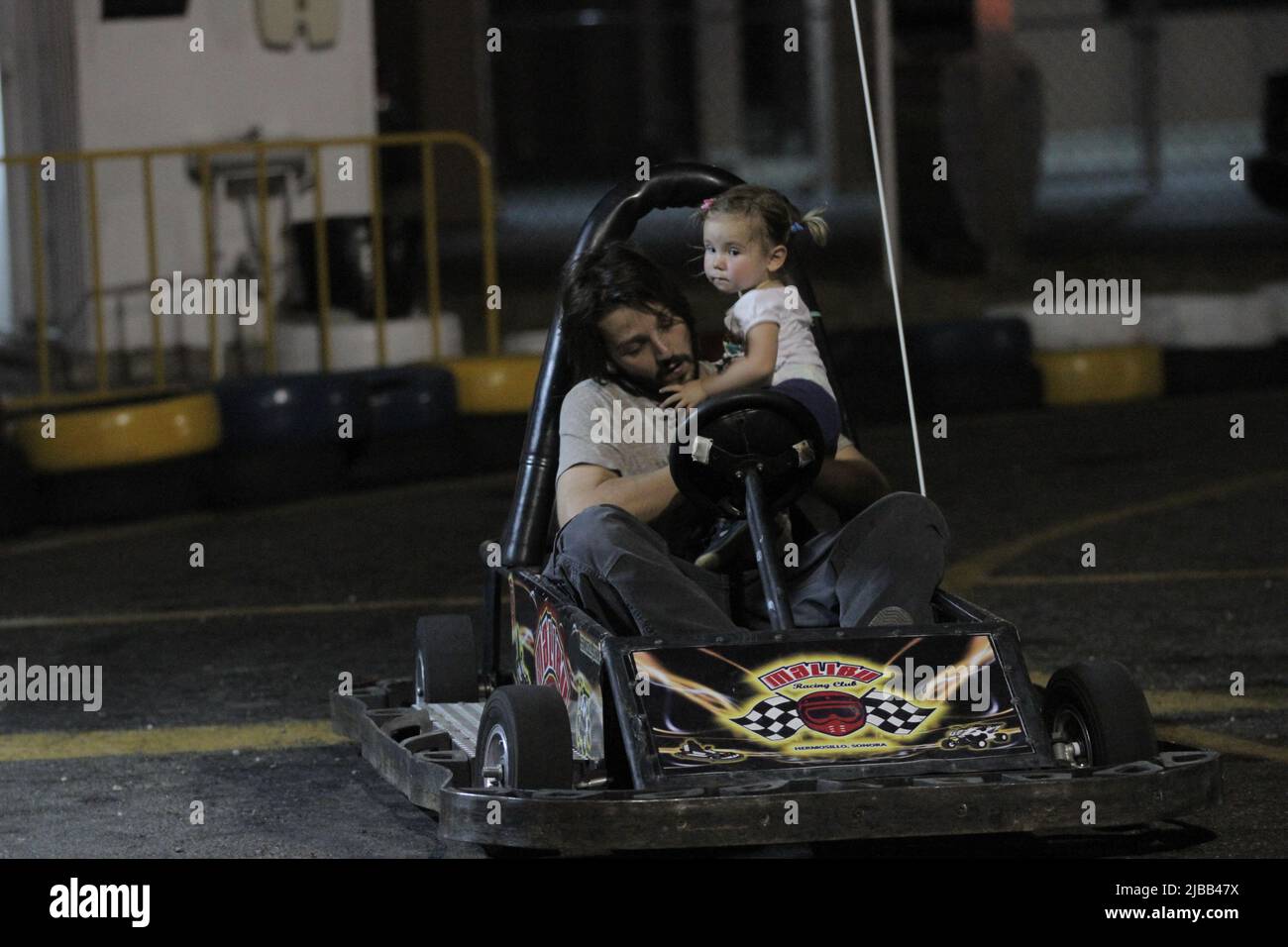 EXCLUSIVO PAPAPARAZZI El Actor Diego Luna y Camila Sodi pasaron una tarde con sus dos hijos Jer—nimo y Fiona lungo un domingo de descanto luego de semanas de calor en sonora Mexico durante la filmaci—n de la pala que dirige Diego en sonora aca del Chauchador social. La Pareja ya no luce como enamorados en su visita a un centro recreativo de carritos de carreras y otros juegos. Osservare la esplada huesuda de Camila luce un cuerpo delgado... * Hermosillo * sonora *. * 24 * Junio * 2012 *. (***Foto:©*Tirador*Primero*/NortePhoto.com***) Foto Stock