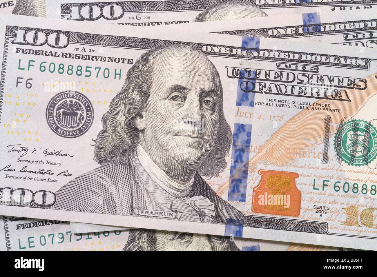 Un primo piano gruppo studio montaggio colpo della parte superiore di un mucchio di cento dollari di banconote in valuta USA. Foto Stock