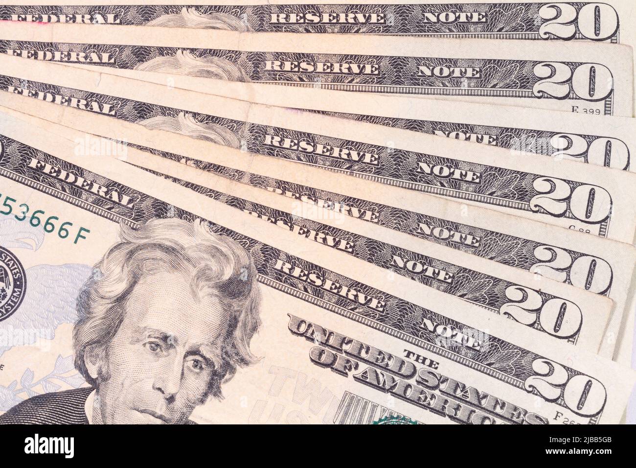 Un gruppo di banconote usate da venti dollari statunitensi visualizzate in una pila di modelli simile a un ventilatore su un tavolo. Foto Stock